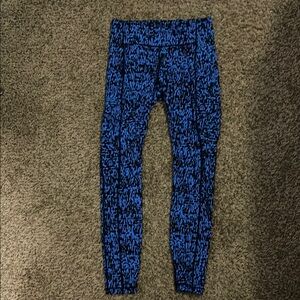 Lululemon women’s leggings with a zipper in the back and pockets